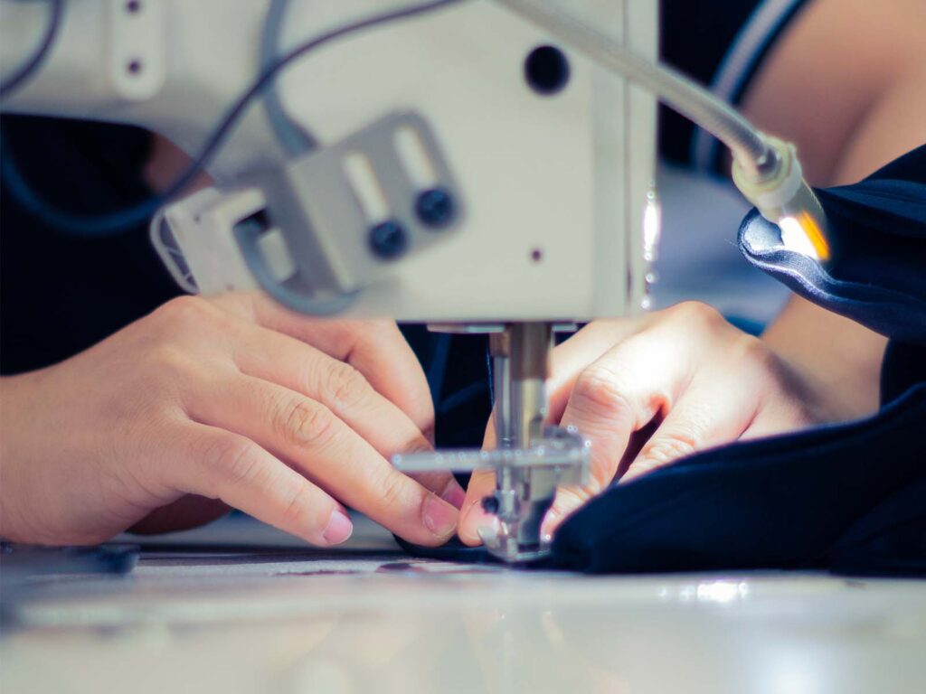 ※岐阜の自社工場で一枚一枚丁寧に縫製